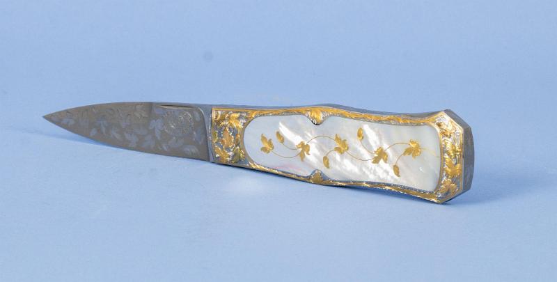 Award Wining Steve Hoel Knife Engraved by Barry Lee Hands